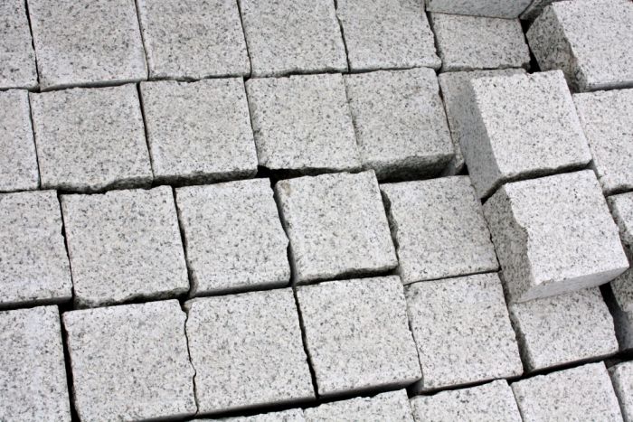 Брусчатка колотая из Мансуровского гранита 